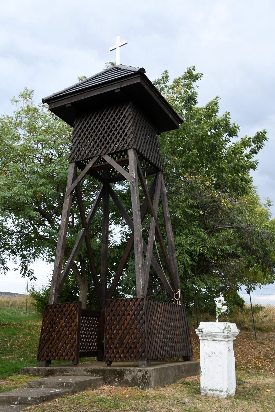 File:Markaz, temetői harangláb 2021 02.jpg