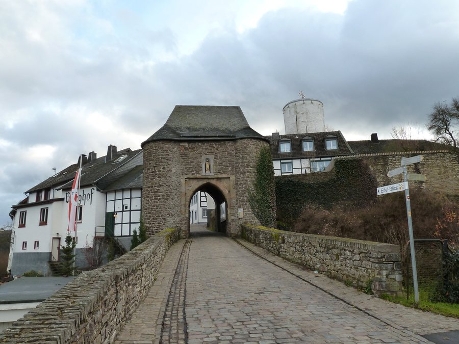 File:Reifferscheid-Burg Reifferscheid (1).jpg
