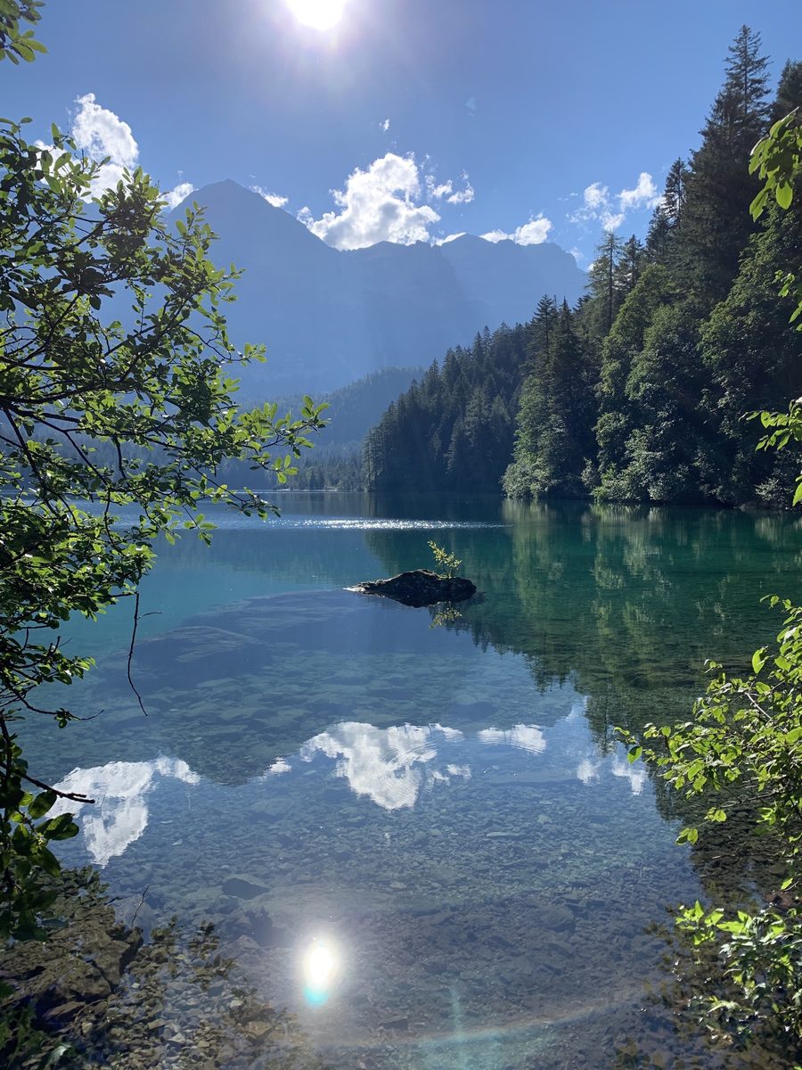 Lago di Tovel im Naturpark Adamello-Brenta vor der Bergkulisse