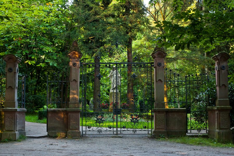 Eingang zum Illenauer Friedhof in Achern