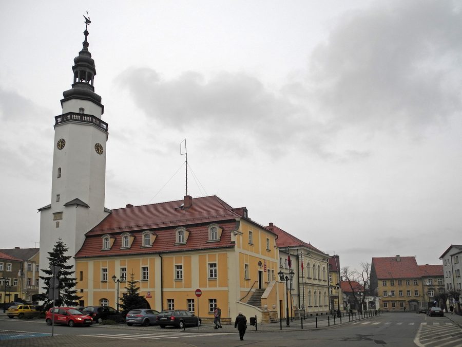 Rathaus und Häuser am Ring in Mirsk in Niederschlesien