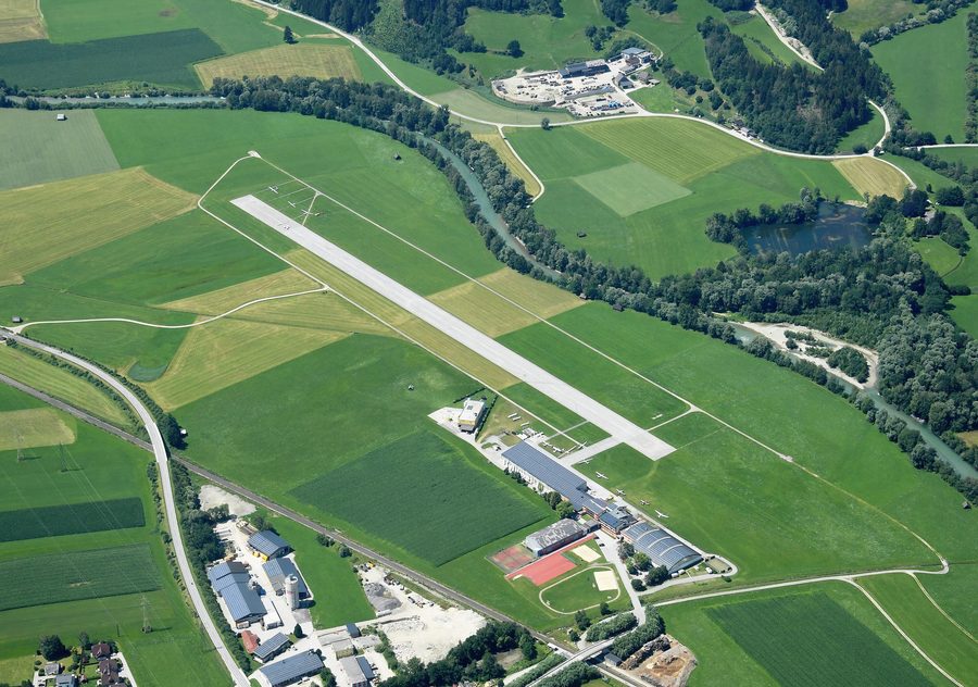 Luftbild des Flugplatzes Niederöblarn in der Steiermark