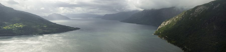 Panoramablick auf den Hardangerfjord mit Bergen in der Kommune Ullensvang