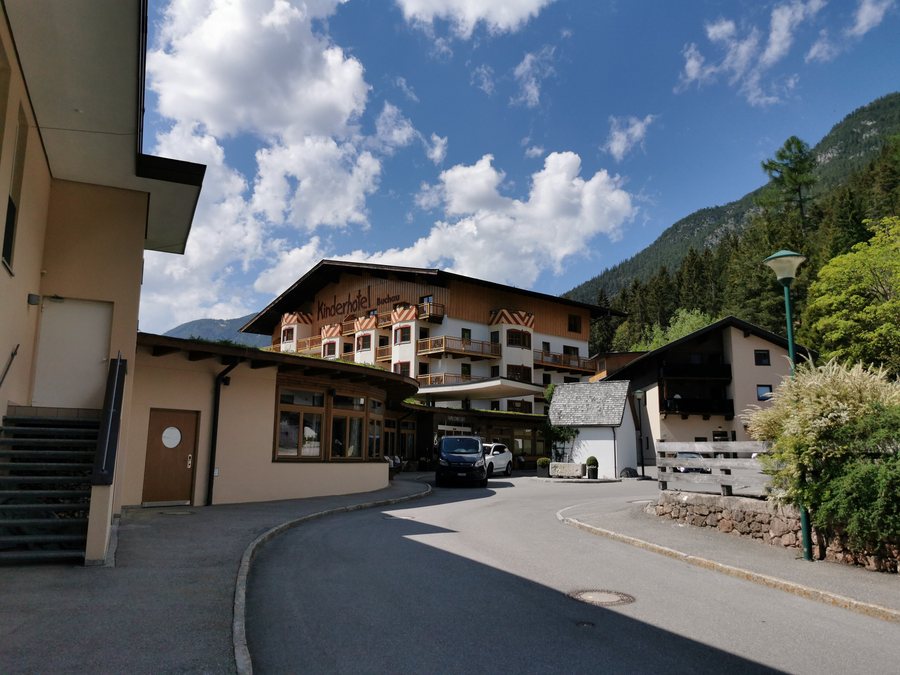 File:AUT – Tirol – Bezirk Schwaz in Tirol — Gemeinde Eben am Achensee — Maurach am Achensee — Buchau — Buchauer Straße 3 (Hotel Buchau und Notburga-Kapelle) 2022-05-15.jpg