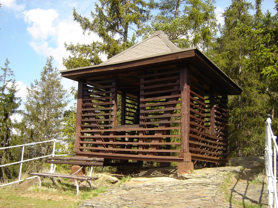Schutzhütte auf einem Felsen der Meurasteine bei Meura