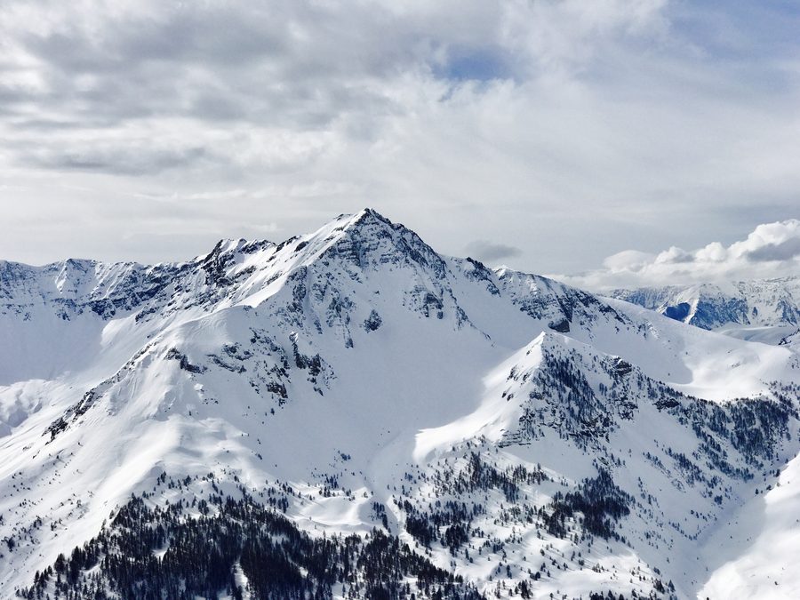 Markanter Berggipfel nahe dem Wintersportort Auron bei Saint-Étienne-de-Tinée