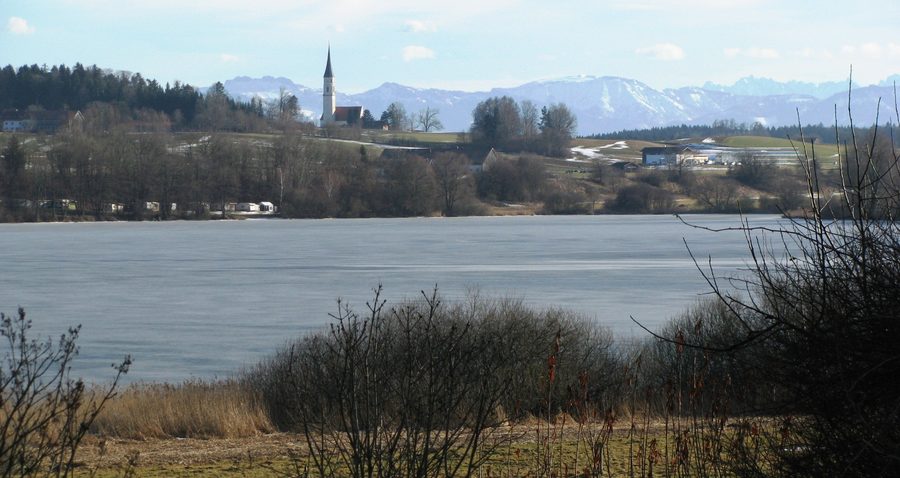 Soyensee mit Kirche in Kirchreit und den Chiemgauer Alpen im Hintergrund