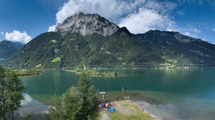 Künstliche Inseln im Urnersee bei Flüelen vor einer Bergkulisse