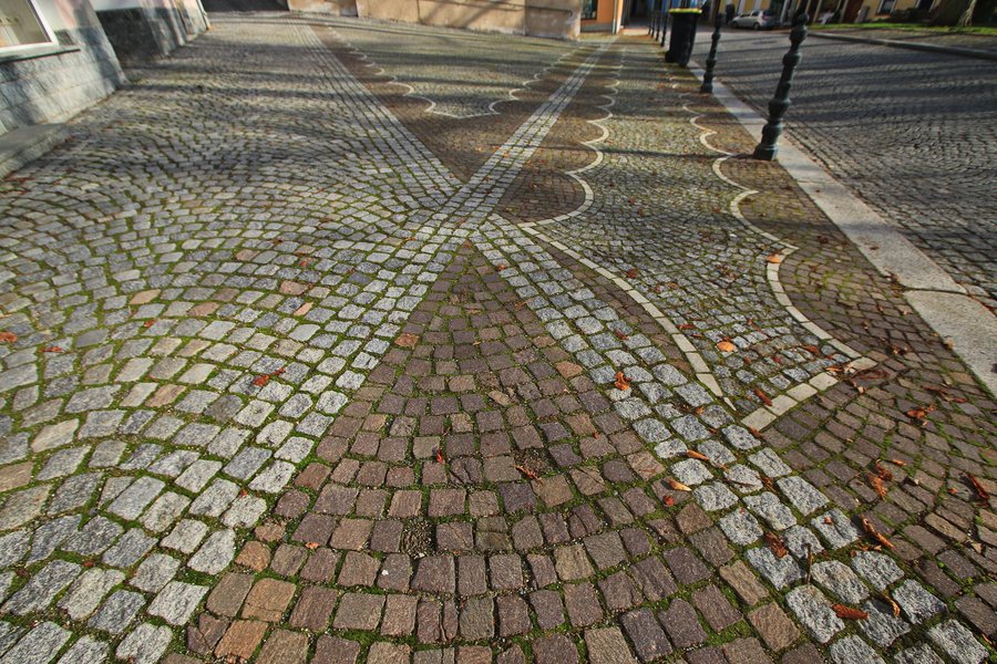 File:Gehweg in Lößnitz. Erzgebirgskreis, Sachsen 2H1A7196WI.jpg