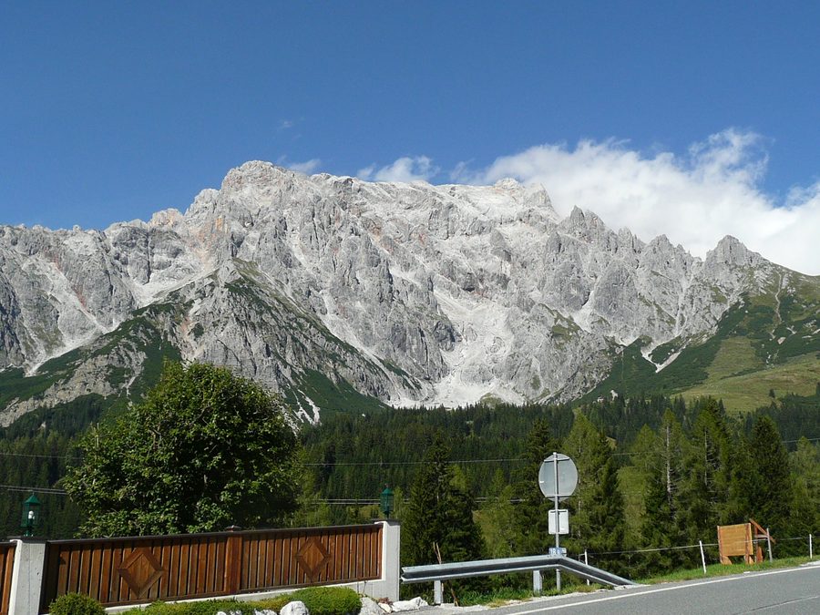 Hochkönig-Massiv im Salzburger Land, gesehen von der Zufahrt zum Dientner Sattel