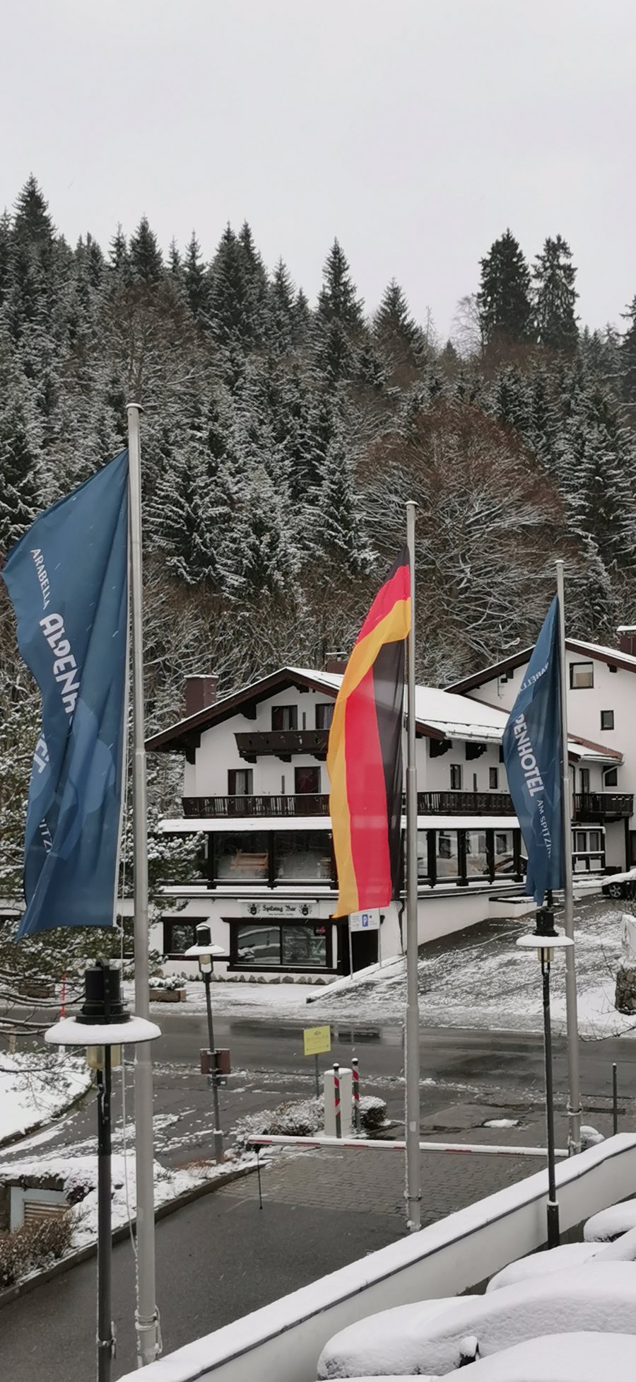 File:GER — Bayern — Oberbayern — Landkreis Miesbach — Gemeinde Markt Schliersee — Spitzingsee Ort — Seeweg 7 (3 Flaggen) Mattes 2024-03-24.jpg