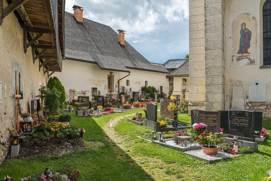 Befestigter Kirchhof mit Pfarrhof und Pfarrkirche St. Martin in Diex