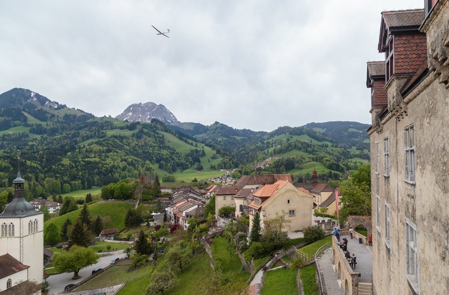 File:Blick vom Schloss auf die Altstadt von Gruyères FR (2014).jpg