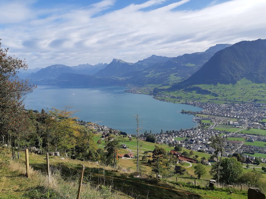 Blick auf Ennetbürgen am Vierwaldstättersee mit Bergen im Hintergrund