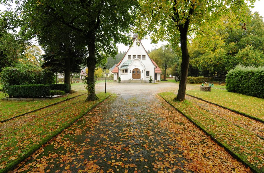 File:Grünbach, cemetery chapel3, saxony.jpg