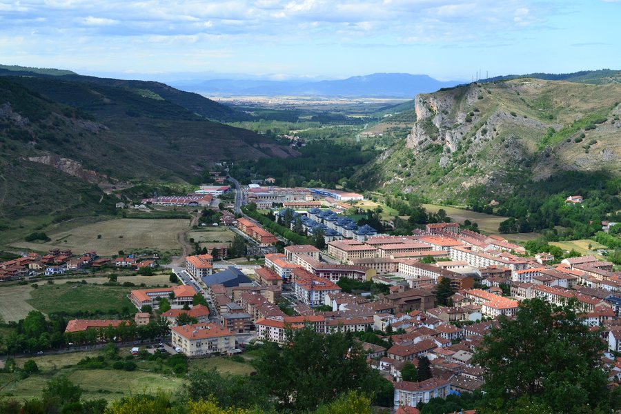 File:Ezcaray desde la Ermita de Santa Bárbara - panoramio.jpg