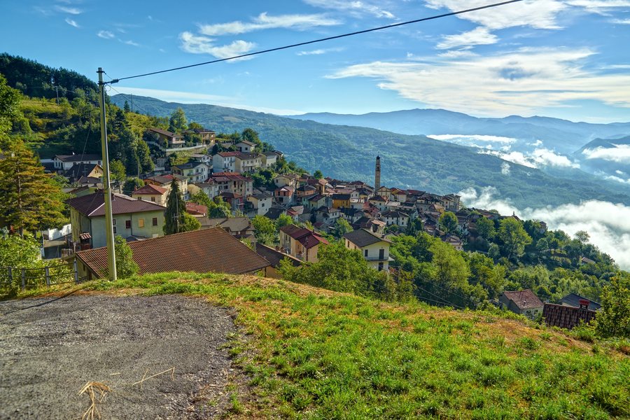 File:Panorama di Corbesassi, centro abitato di Brallo di Pregola, Italia.jpg