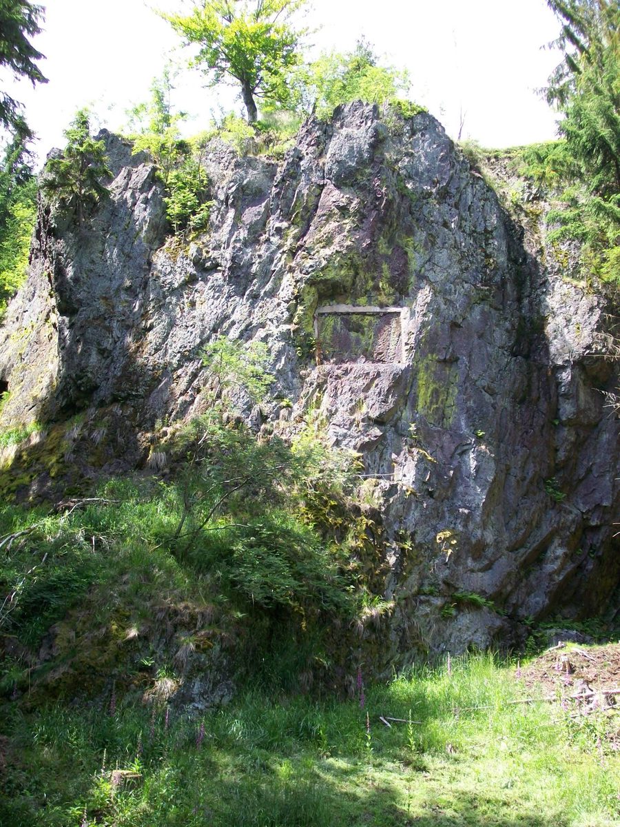 Minkwitzfels in Luisenthal auf dem Weg in Richtung Oberhof, umgeben von Wald