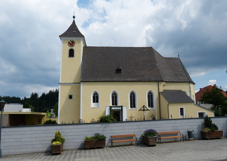 Außenansicht der Pfarrkirche St. Stephan in Sankt Stefan am Walde