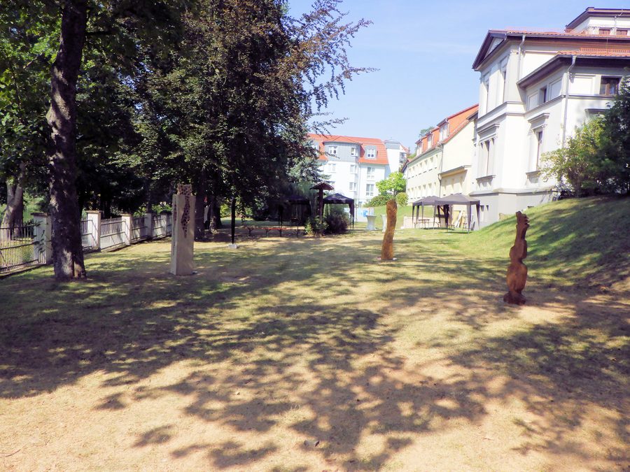 Holzskulpturen im Garten am Burgsee in Bad Salzungen