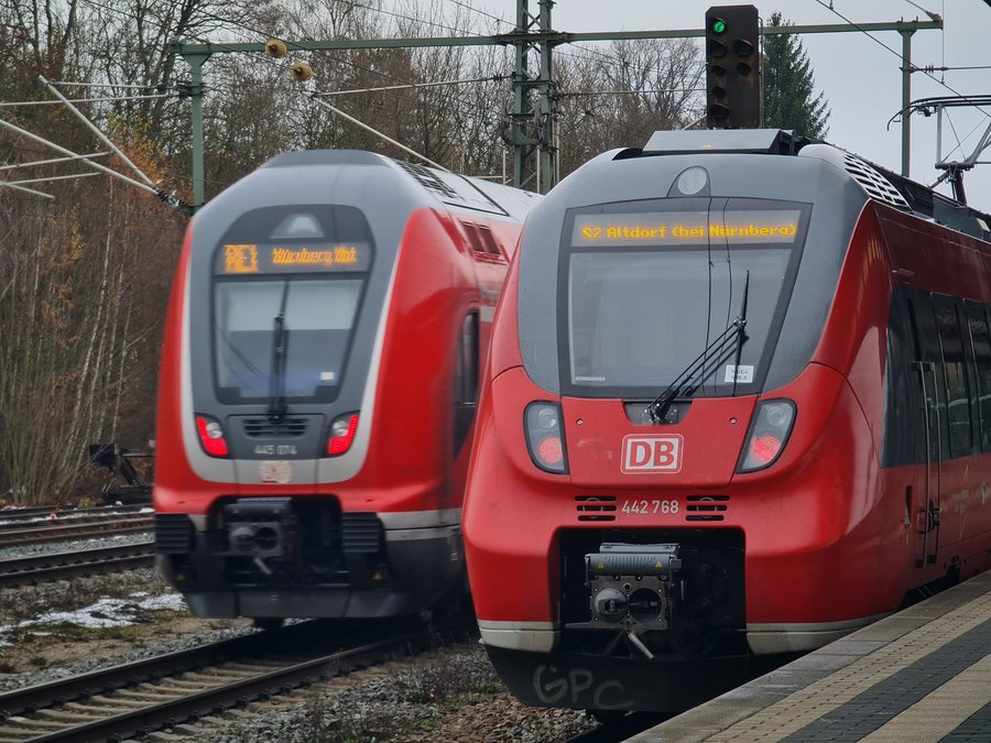 File:442 768 & 445 074 in Roth station.jpg