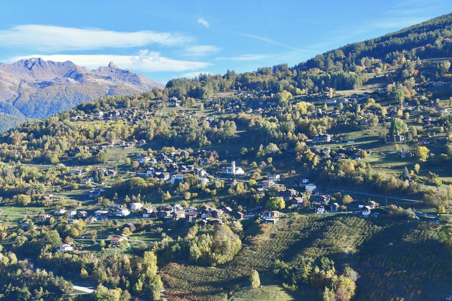 Luftaufnahme von Les Agettes an den Hängen oberhalb des Rhonetals im Wallis