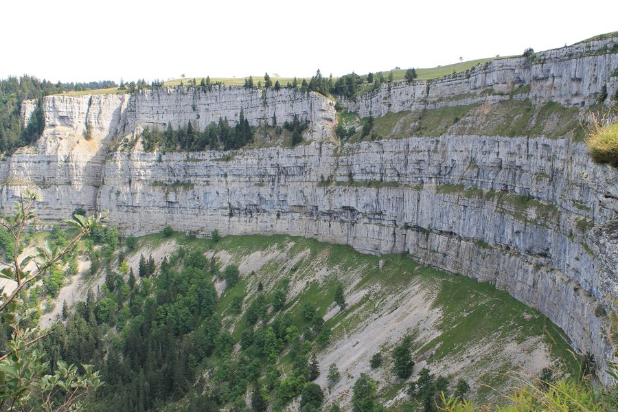 Felslandschaft des Creux du Van im Kanton Neuenburg