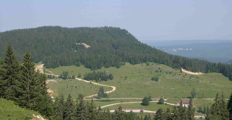Blick auf Les Tuffes im französischen Jura von den Hängen der La Dôle