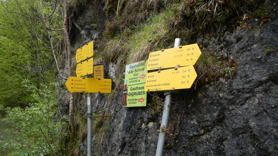 Wegweiser im Gebiet der Ötschergräben im Naturpark Ötscher-Tormäuer