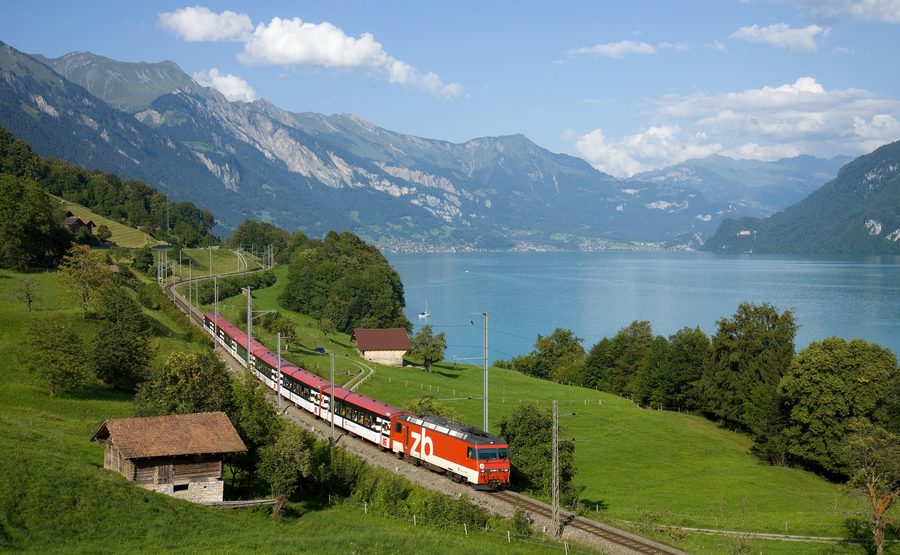 Zentralbahnzug am Ufer des Brienzersees bei Niederried