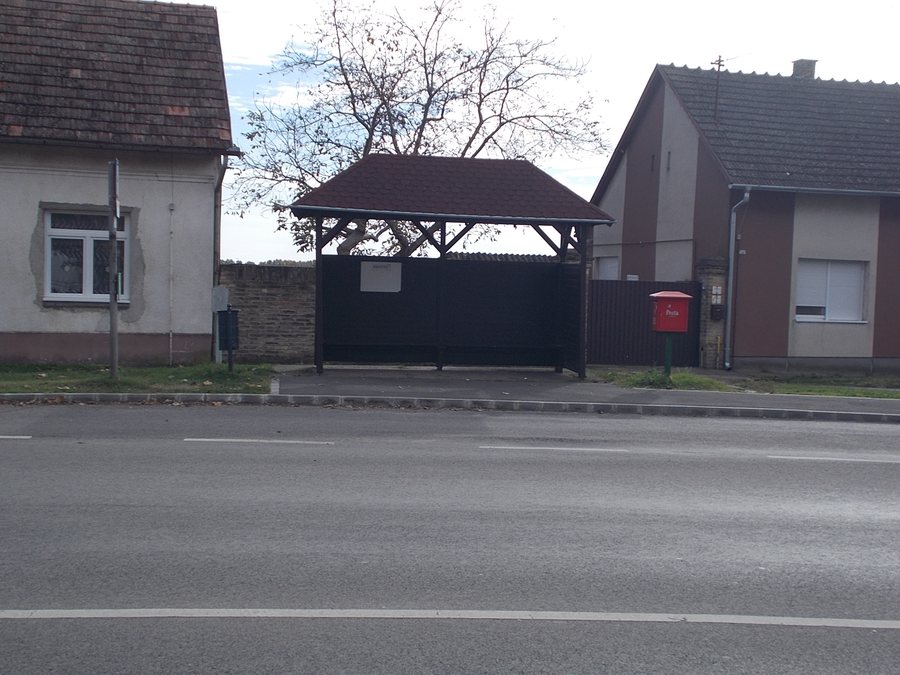 File:'Tolna, kápolna' Haltestelle, Postbriefkasten, 2023 Tolna.jpg