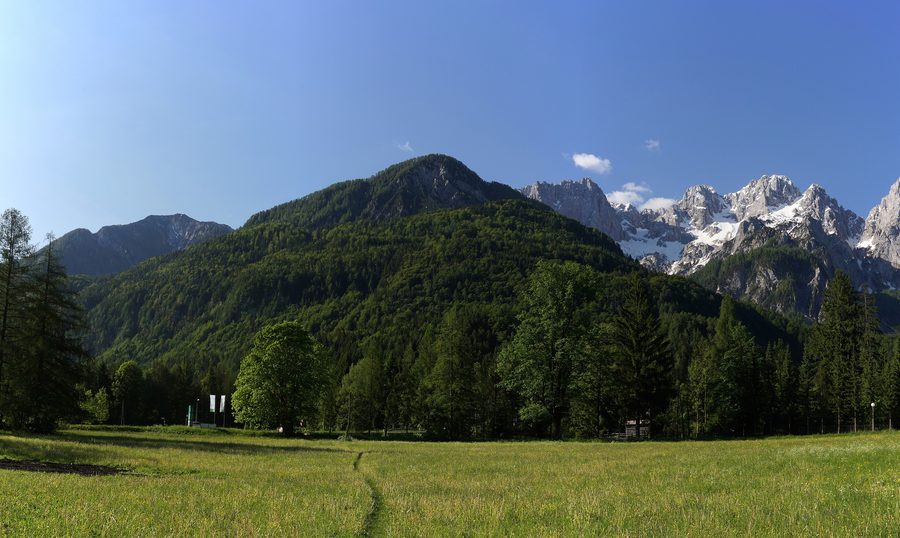 Blick von Gozd Martuljek auf den Berg Rutarski Vršič in den Julischen Alpen