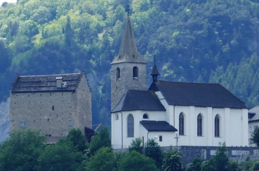 Château et église St-Sébastien de Venthône vus depuis l'est