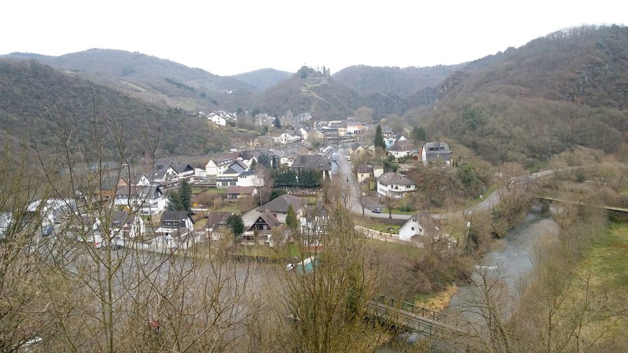 Panoramablick auf Altenahr mit der Burg Are im Hintergrund