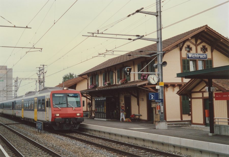 Bahnhof Wichtrach mit Stations- und Nebengebäude sowie einem Reisezug