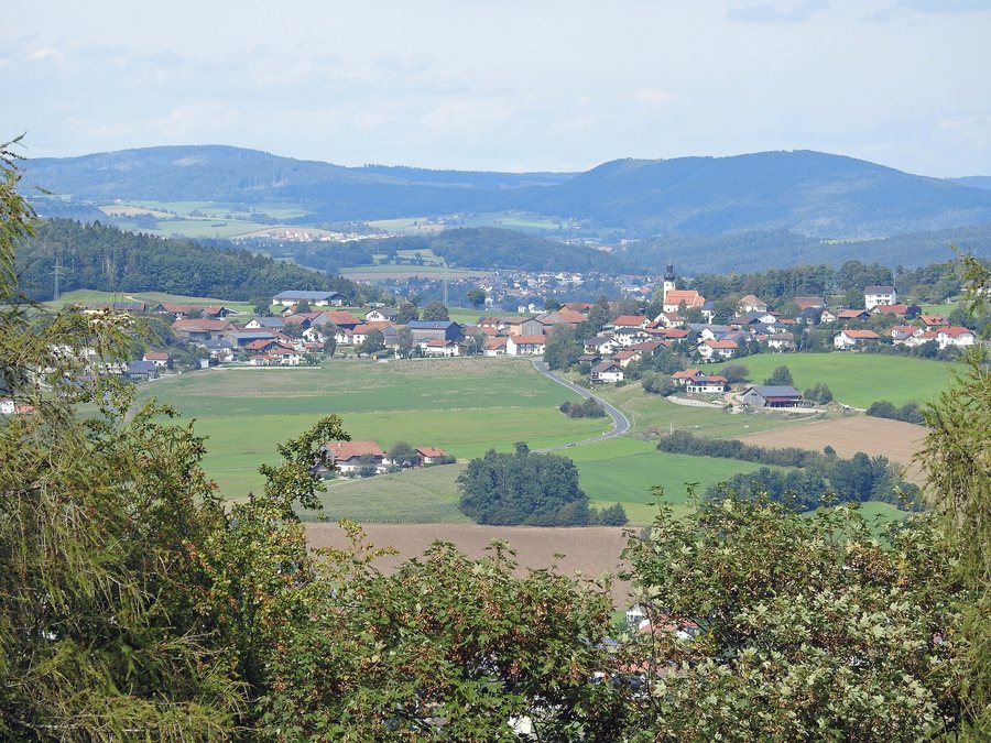 File:Runding, CHA - Burgruine - Weiding, CHA - Walting v SW, Arnschwang, Furth i W.jpg