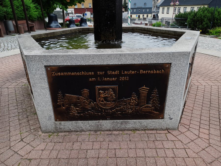File:Dorfbrunnen Bernsbach, Infotafel Ortsfusion Lauter-Bernsbach.jpg