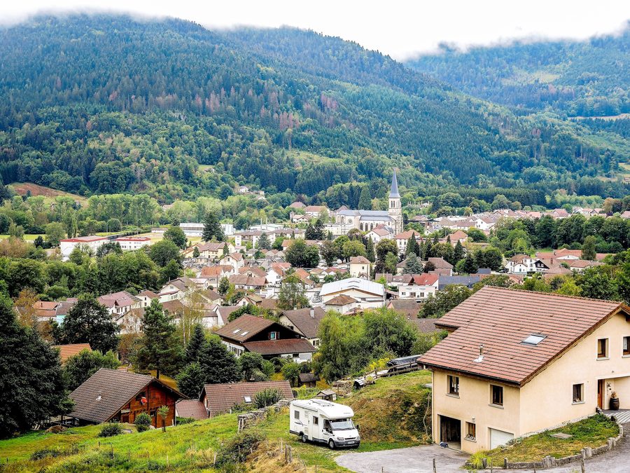 Saulxures-sur-Moselotte in den Vogesen, gesehen vom Envers du Rupt-de-Bâmont