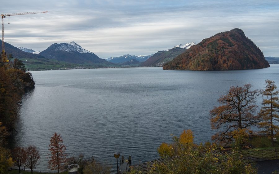 Blick auf Gersau am Vierwaldstättersee mit Berglandschaft im Hintergrund