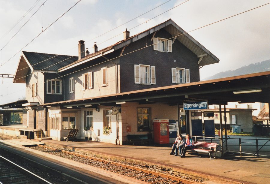Bahnhof Egerkingen mit Stationsgebäude und Güterschuppen von der Bahnseite