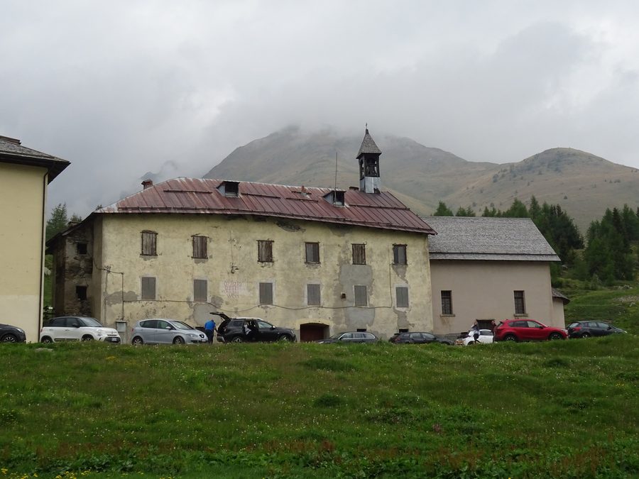 Altes Hospiz am Passo del Tonale in Vermiglio vor alpiner Bergkulisse