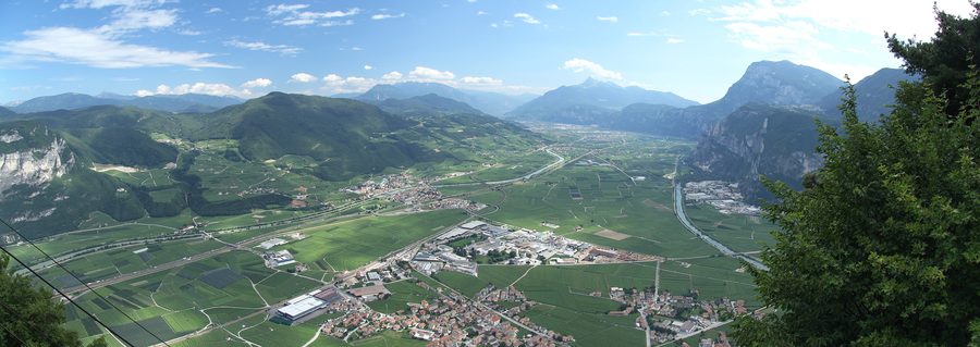 Blick auf die Piana Rotaliana bei Mezzocorona mit Bergen im Hintergrund