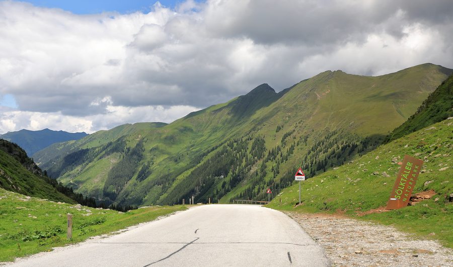 Blick vom Sölkpass in Richtung Norden über die Landschaft bei Sankt Nikolai im Sölktal