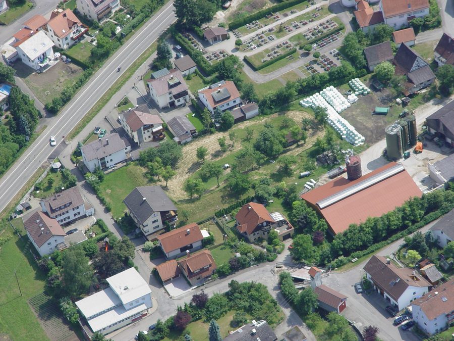 Luftbild des Burgstalls von Mühlhausen im Täle mit verflachtem Burghügel