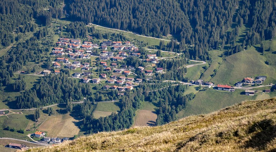 Blick vom Bendelstein zur Kerschbaumsiedlung im Navistal