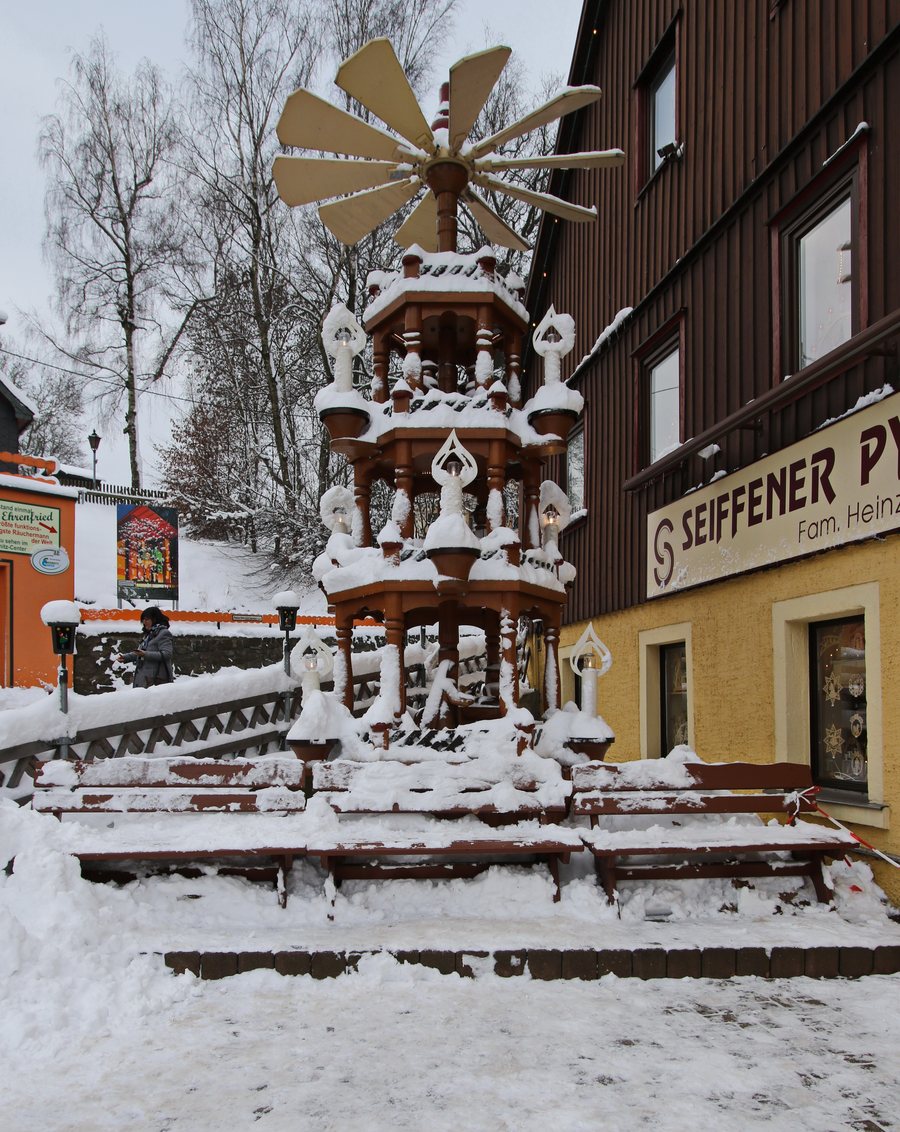 File:Ortspyramide Seiffen, Erzgebirge 2H1A1590WI.jpg