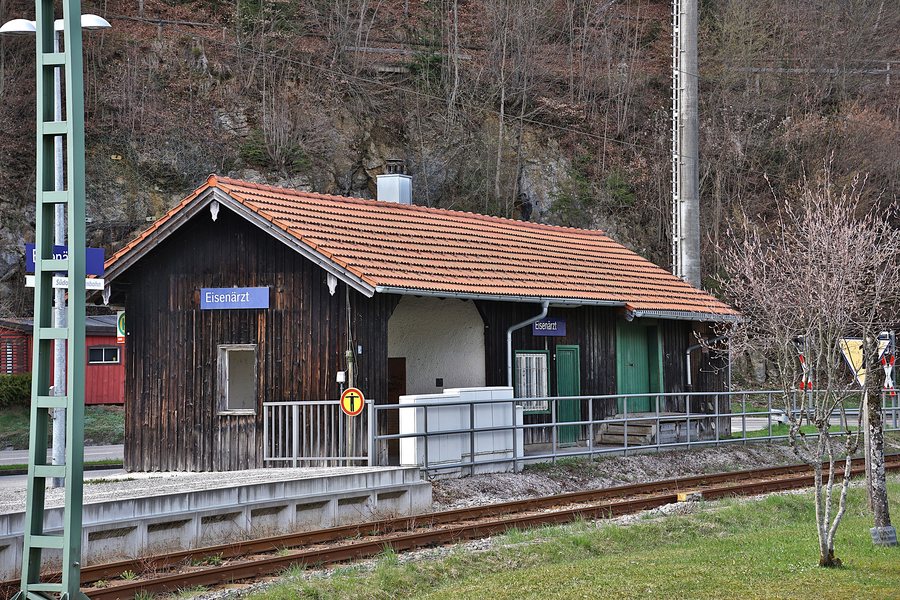 File:Haltepunkt der DB (Eisenärzt).jpg