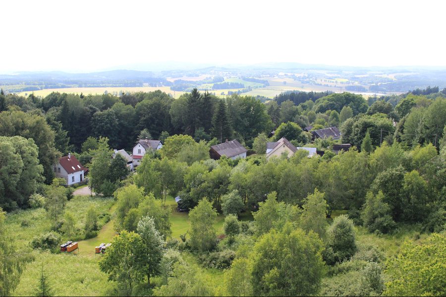 Blick auf die Siedlung Milíře, einen Ortsteil der Gemeinde Rozvadov, aus der Perspektive des Aussichtsturms Milíře