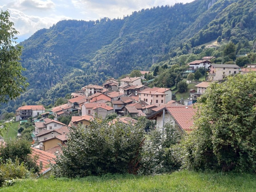 File:Costa Volpino (BG) - frazione Ceratello.jpg