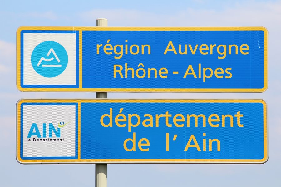 File:Panneaux entrée Auvergne Rhône Alpes Ain avenue Jean Monnet Crottet 1.jpg